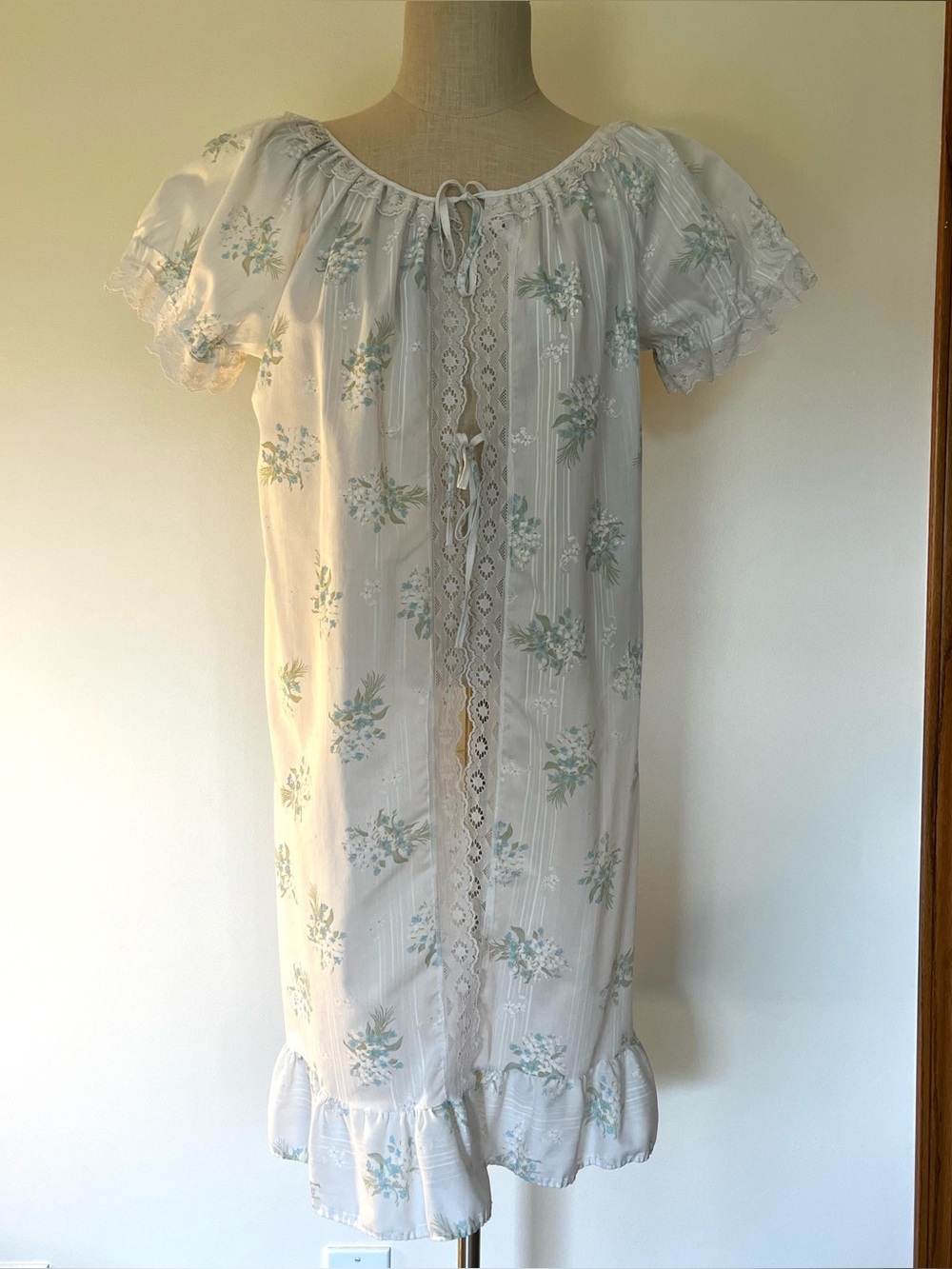 Vintage White Floral Cotton double tie Nightgown robe with Lace Trim - Picture 1 of 8